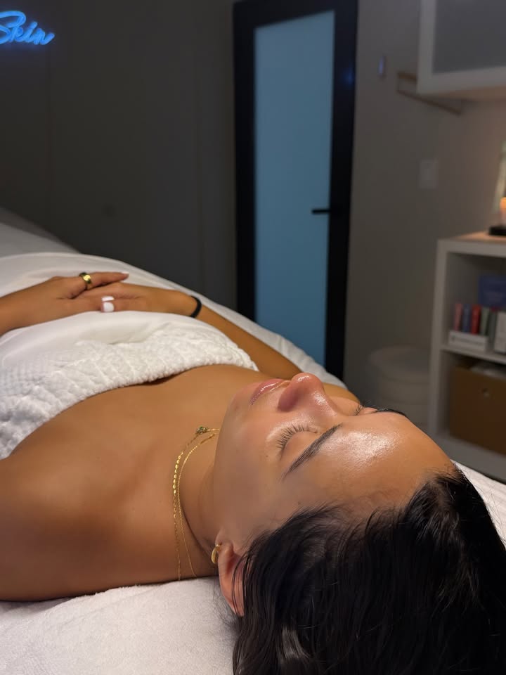 Clienta durante una experiencia facial en Aire Puro Skinn